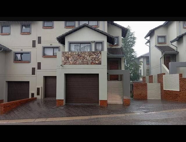 3 BEDROOM APARTMENT FOR SALE IN KYALAMI HILLS